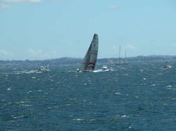 20' plus tard, ALINGHI tourne tout seul...