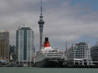 Le port, le front de mer, le Queen Elisabeth2