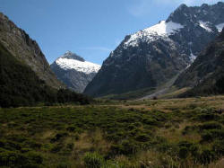 Le fjord est derrire ces montagnes