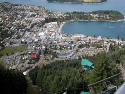 La ville, le tlsige ('gondolas'), et le Bungy jumping (en vert)
